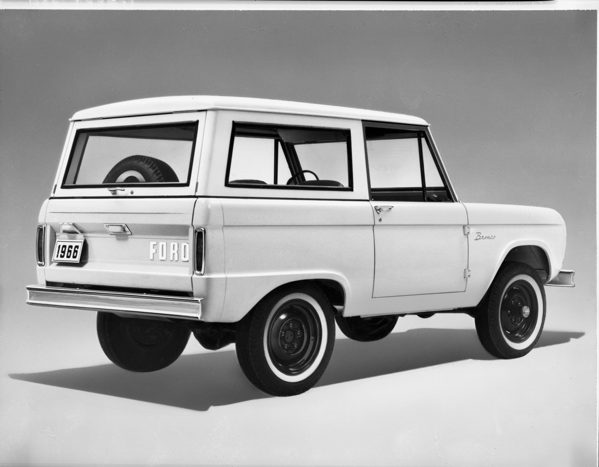 1966 Ford Bronco in Studio 146009 038a
